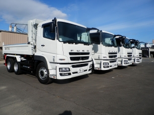 画像：新型大型ダンプ10トン車5台増設しました。1