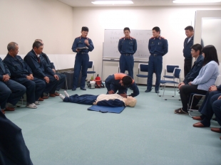 画像：4/11社内安全会議開催（ＡＥＤ）講習2