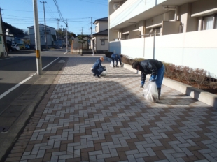 画像：本社近隣清掃活動を行いました。2