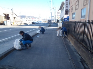 画像：本社近隣清掃活動を行いました。4