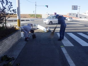 画像：本社周辺清掃活動3